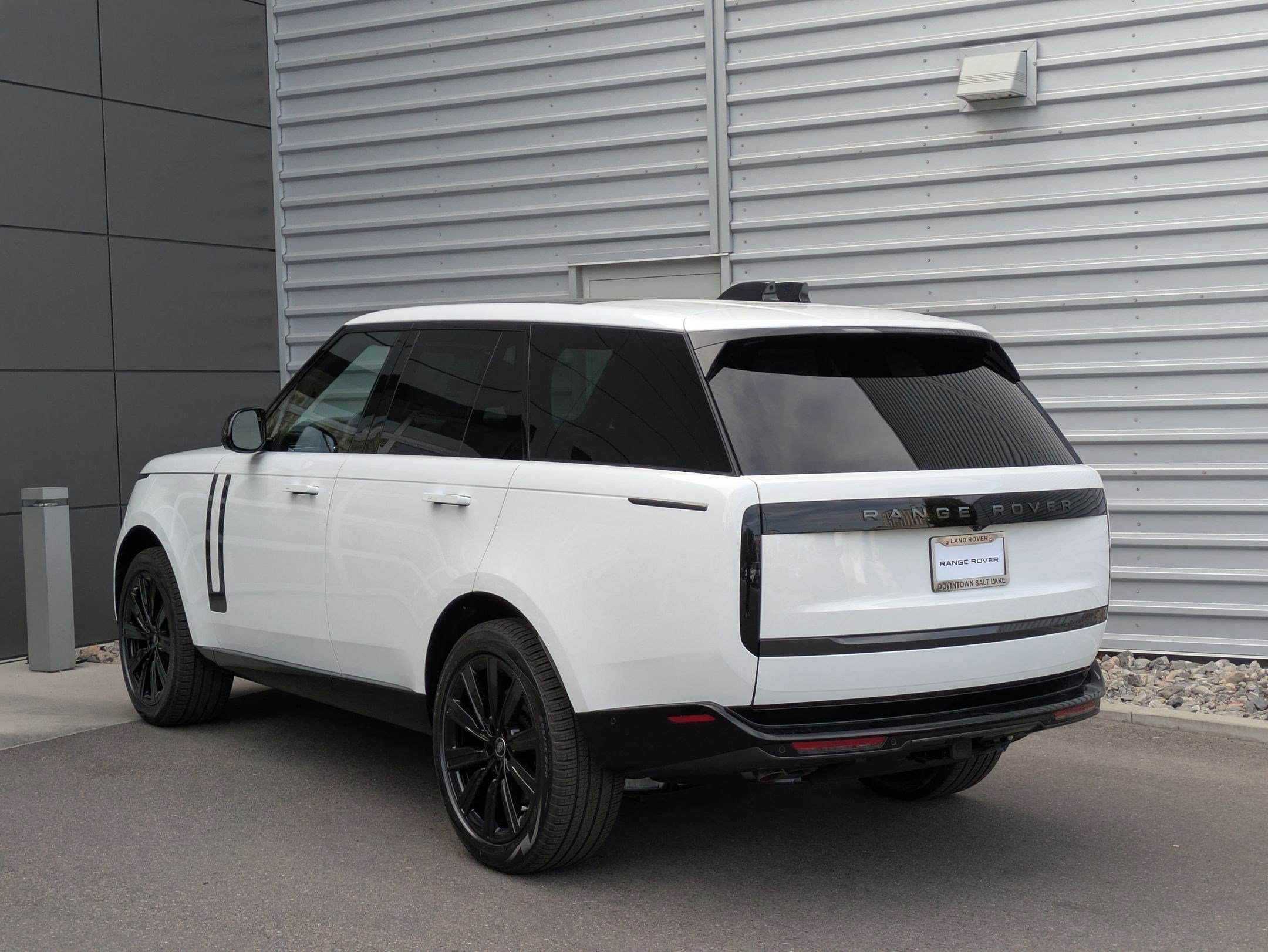 2025 Land Rover Range Rover SE photo 3