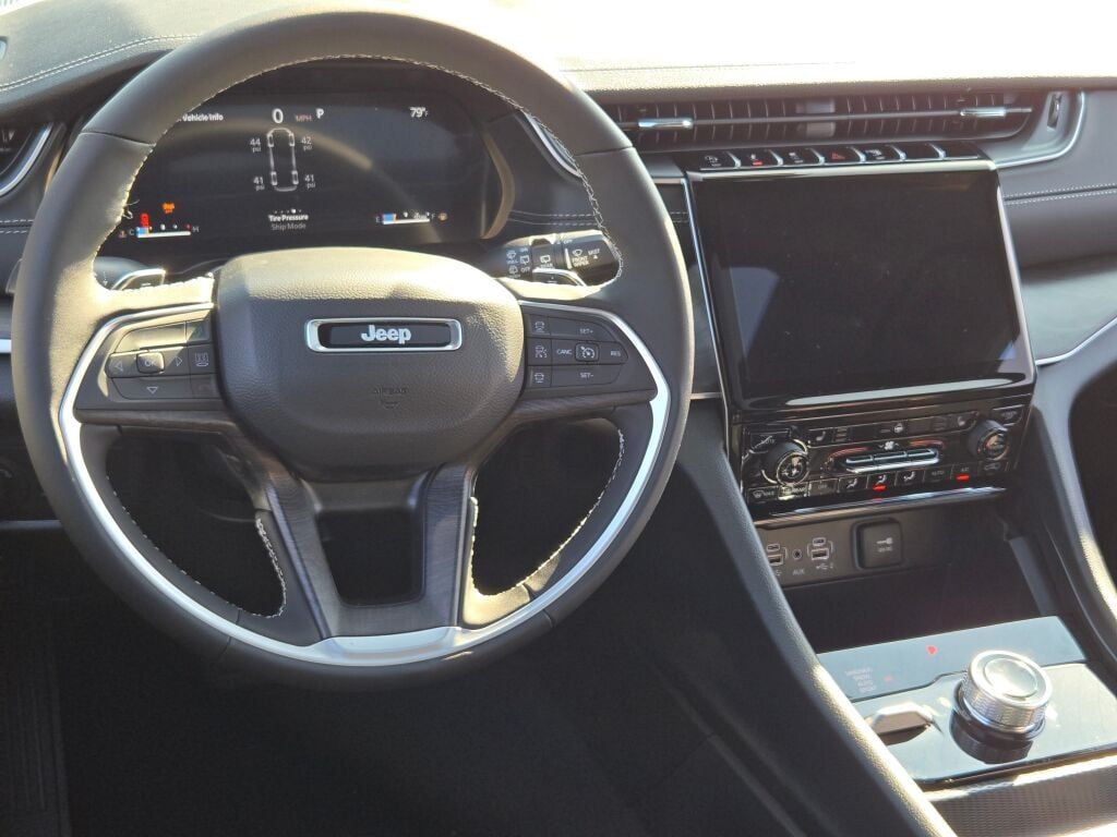 2025 Jeep Grand Cherokee Limited photo 3