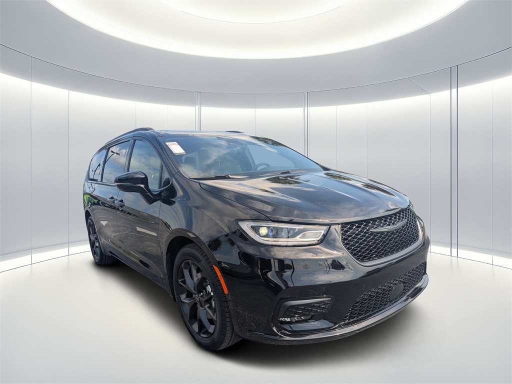 2026 Chrysler Pacifica Limited's photo