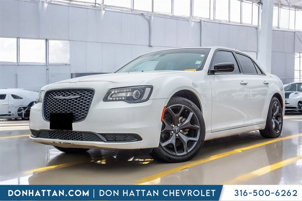 2023 Chrysler 300 Touring's photo
