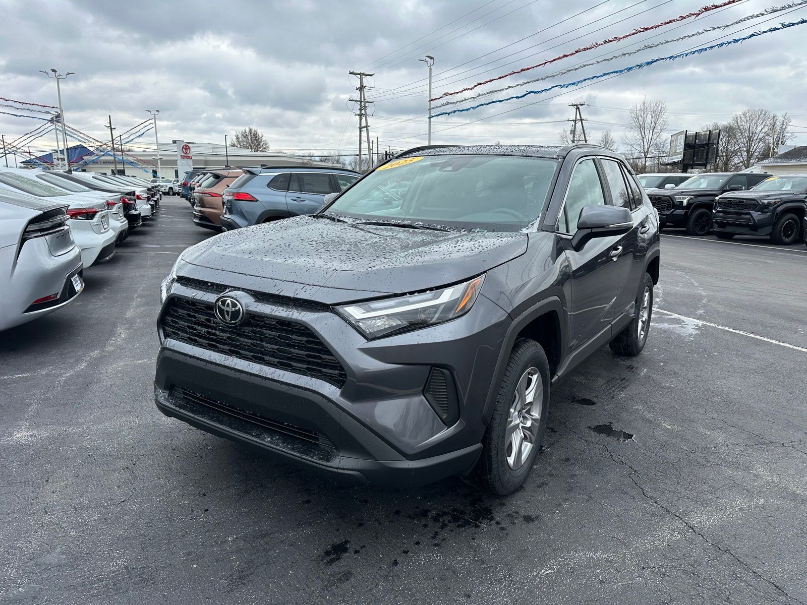 2025 Toyota RAV4 XLE's photo