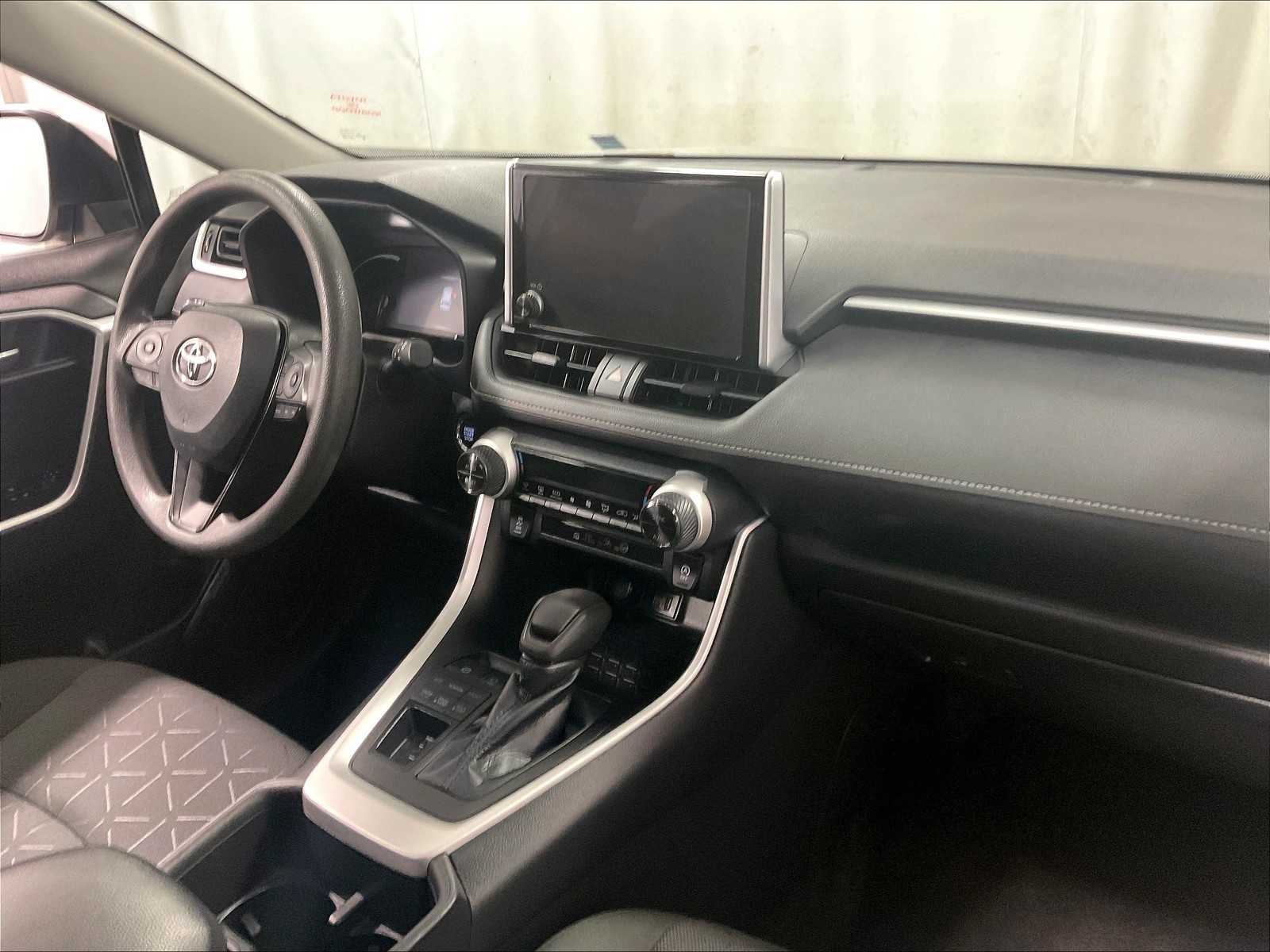 2023 Toyota RAV4 XLE photo 14