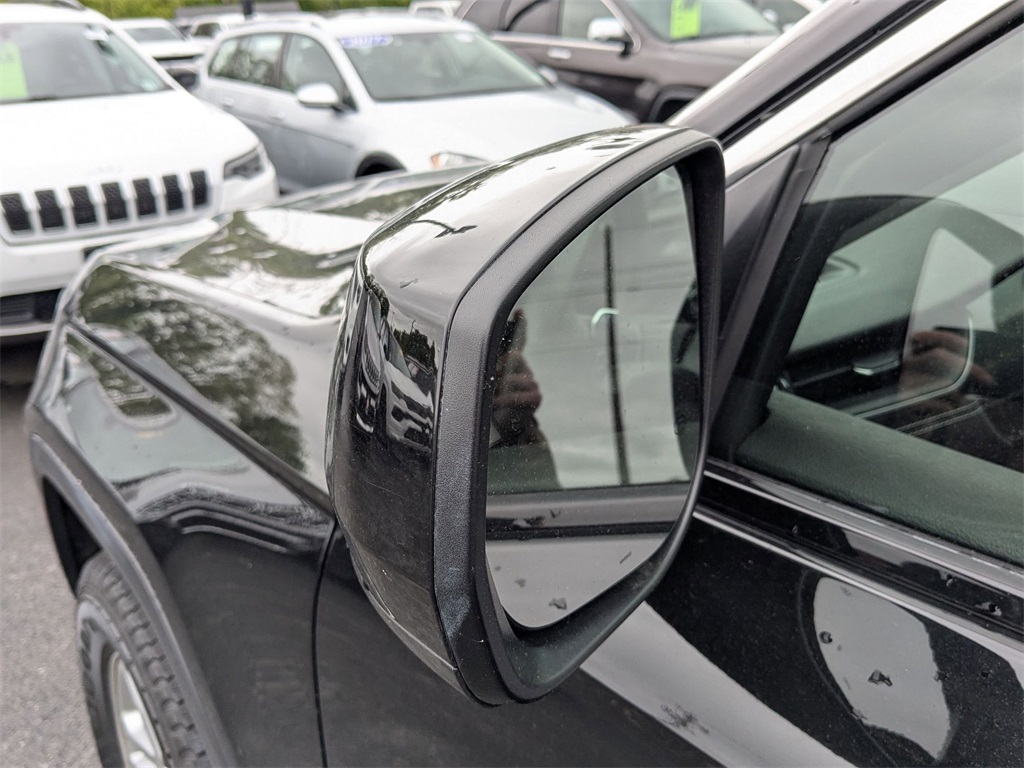 2022 Jeep Grand Cherokee Laredo photo 10