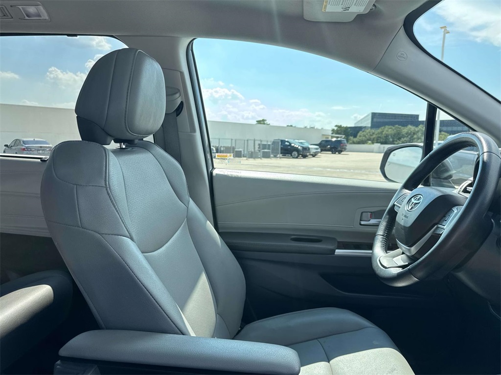 2024 Toyota Sienna XLE photo 11