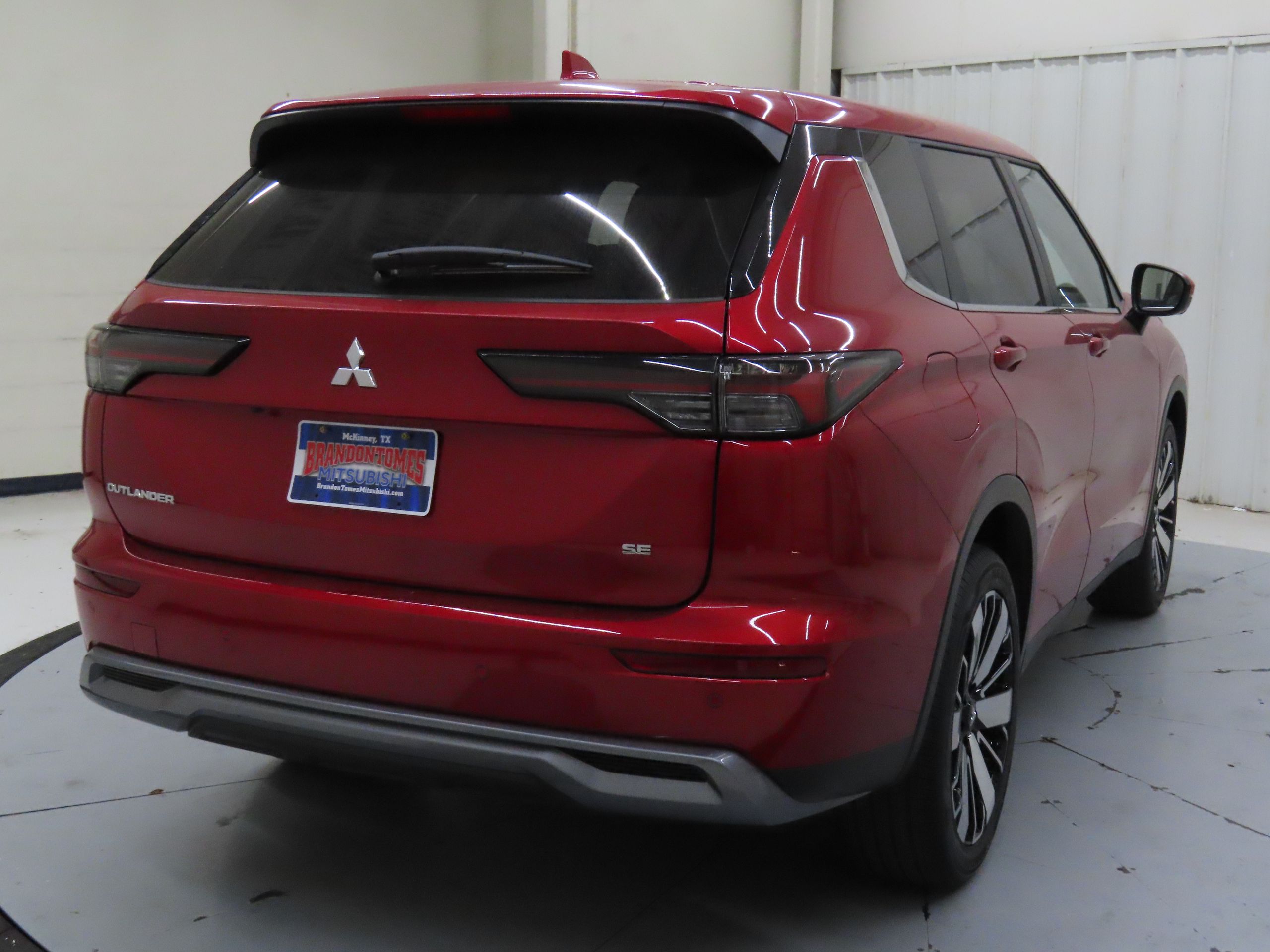2025 Mitsubishi Outlander SE photo 2