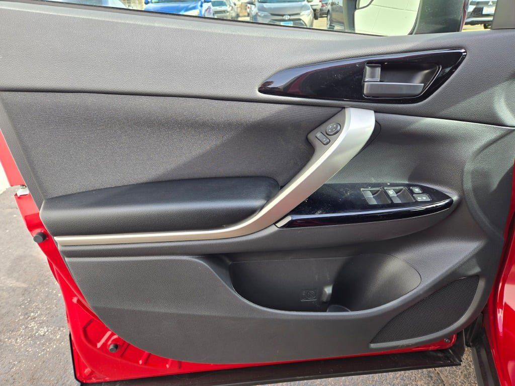 2025 Mitsubishi Eclipse Cross LE photo 12
