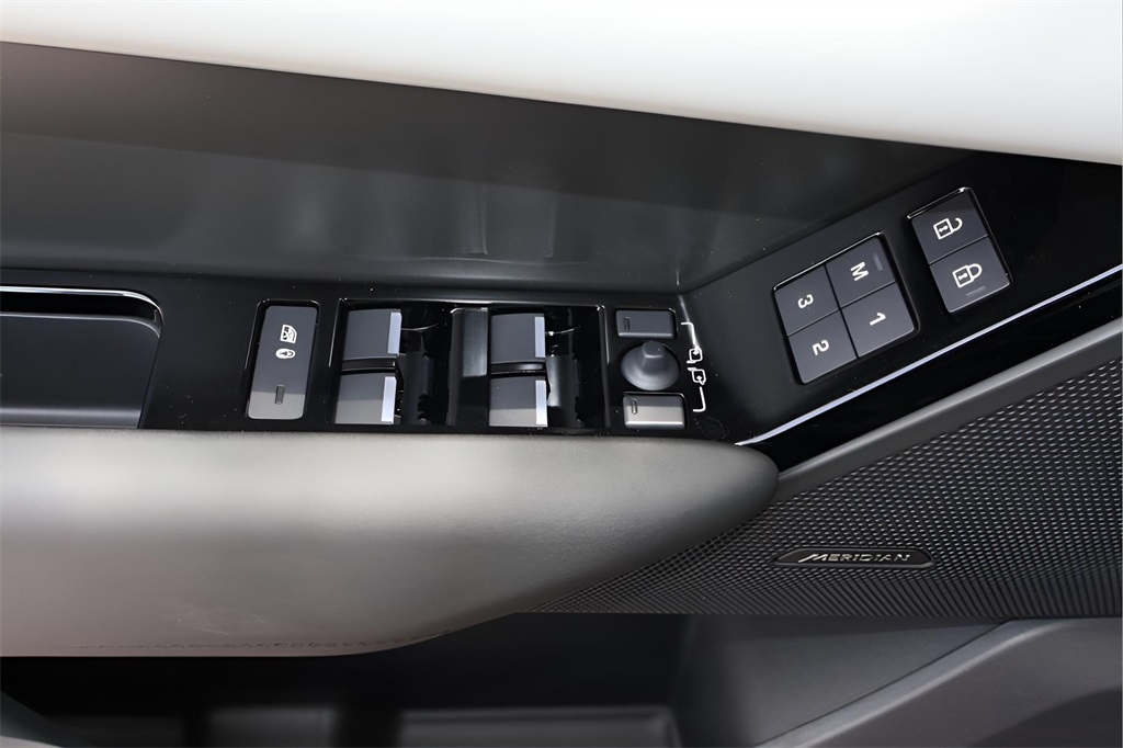 2026 Land Rover Range Rover Velar S photo 11