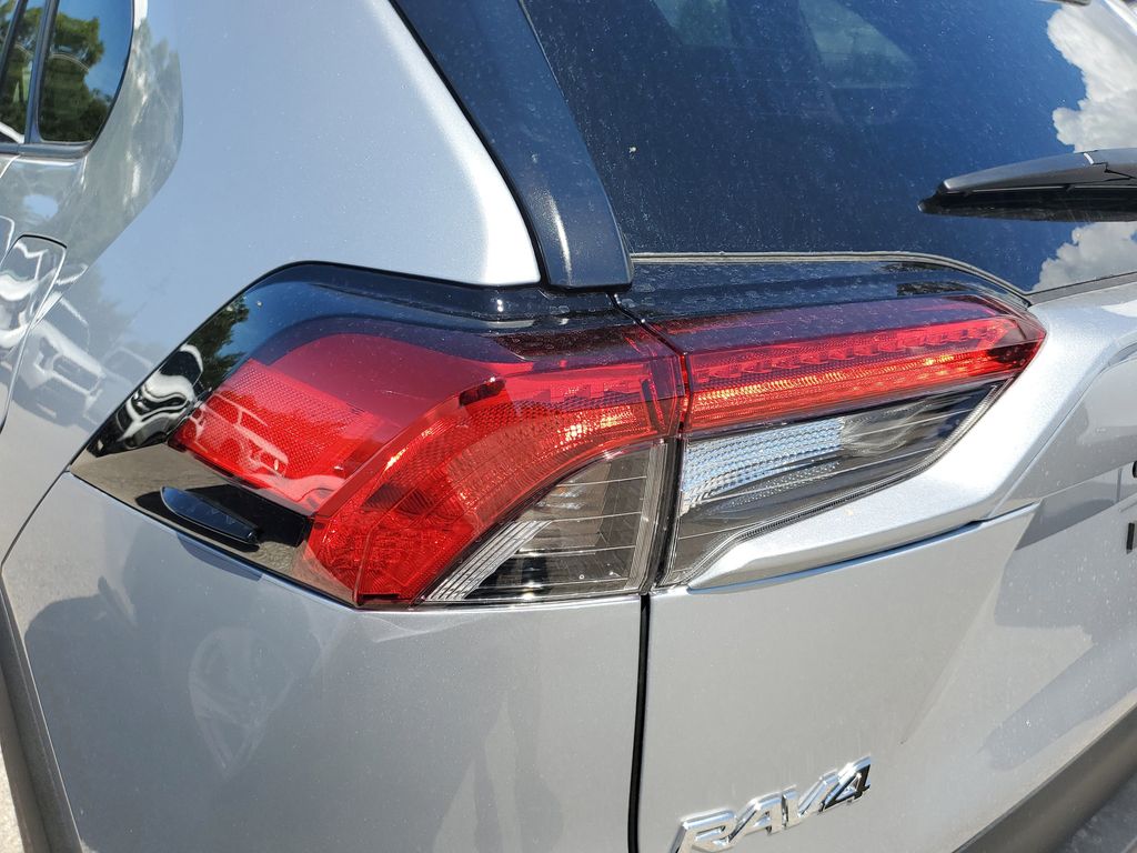 2025 Toyota RAV4 XLE photo 12