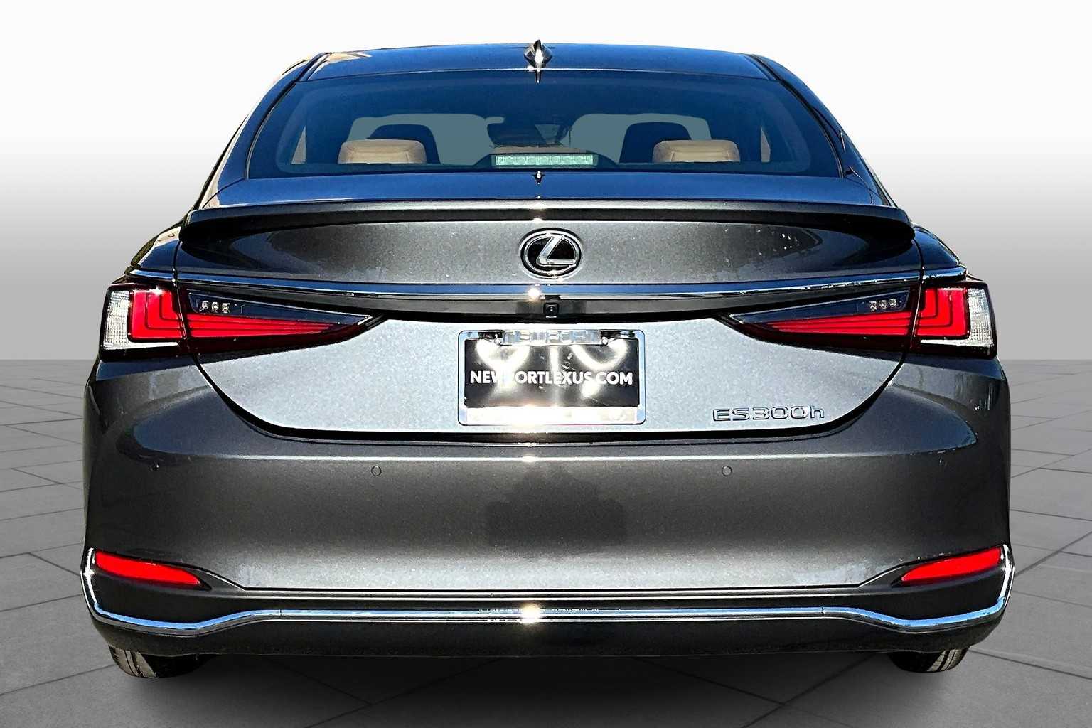 2025 Lexus ES 300h photo 4