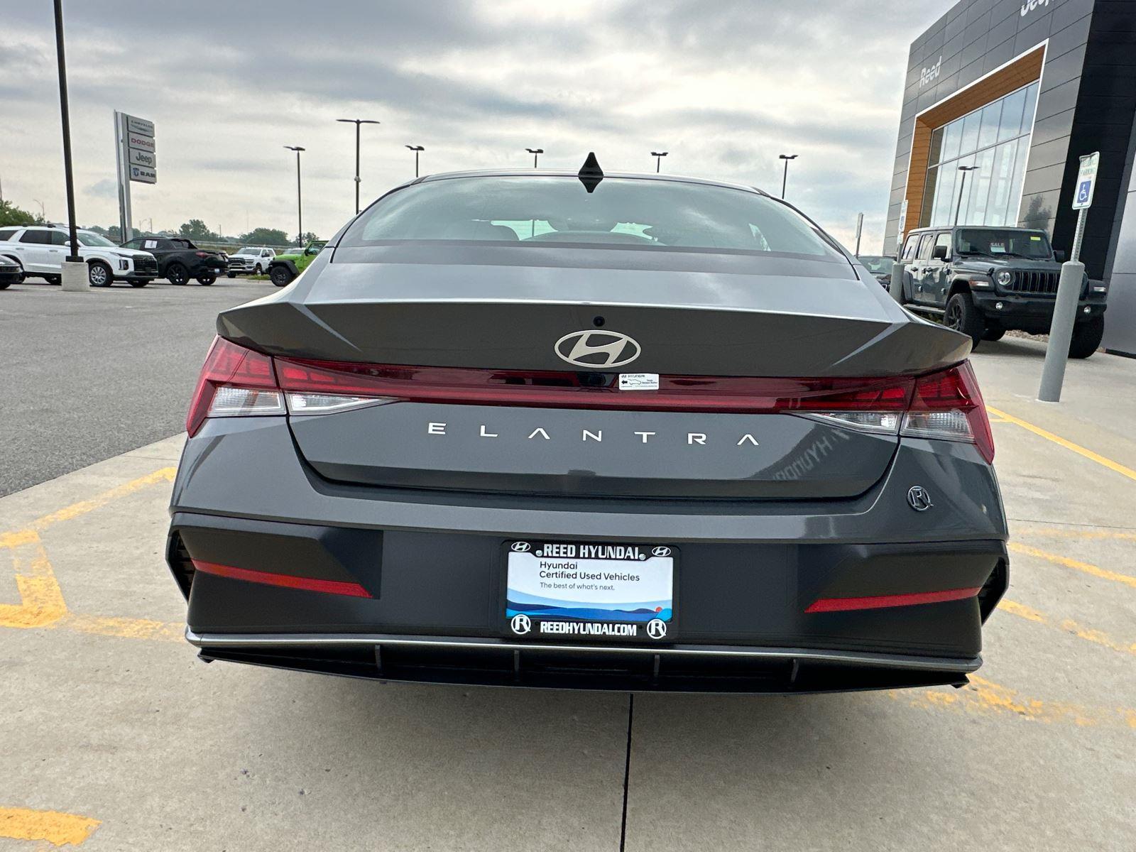 2025 Hyundai Elantra SEL Convenience photo 4