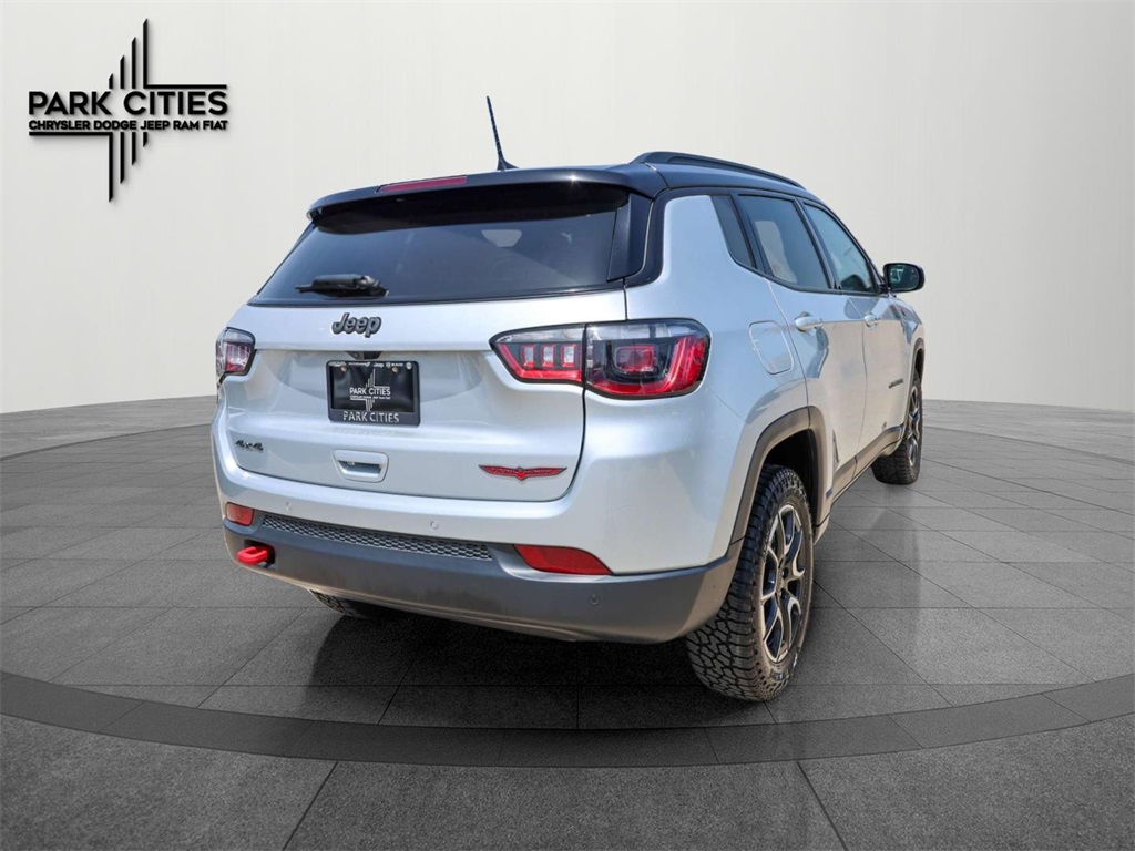 2024 Jeep Compass Trailhawk photo 2