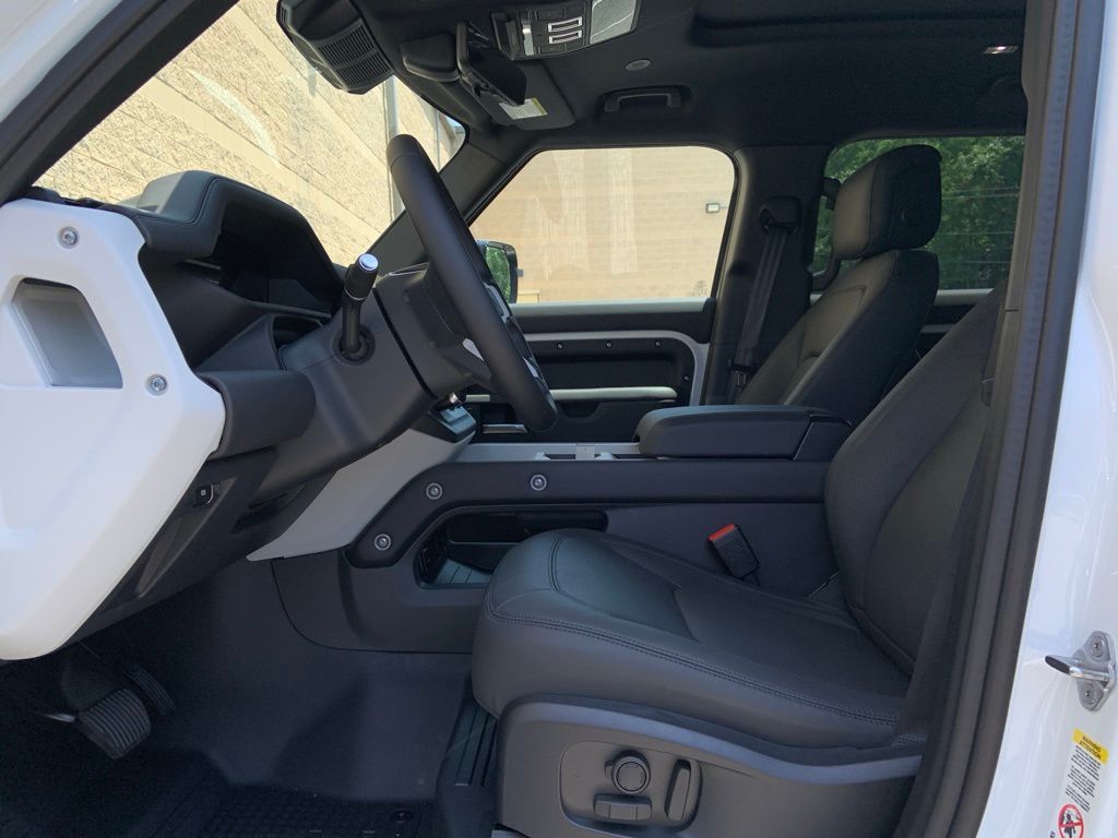 2025 Land Rover Defender 110 X-Dynamic SE photo 11