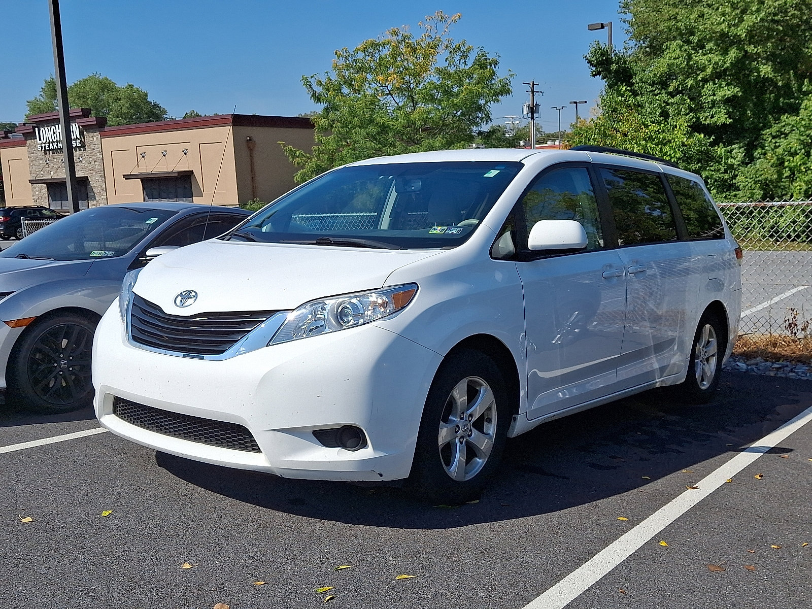 2014 Toyota Sienna LE photo 3