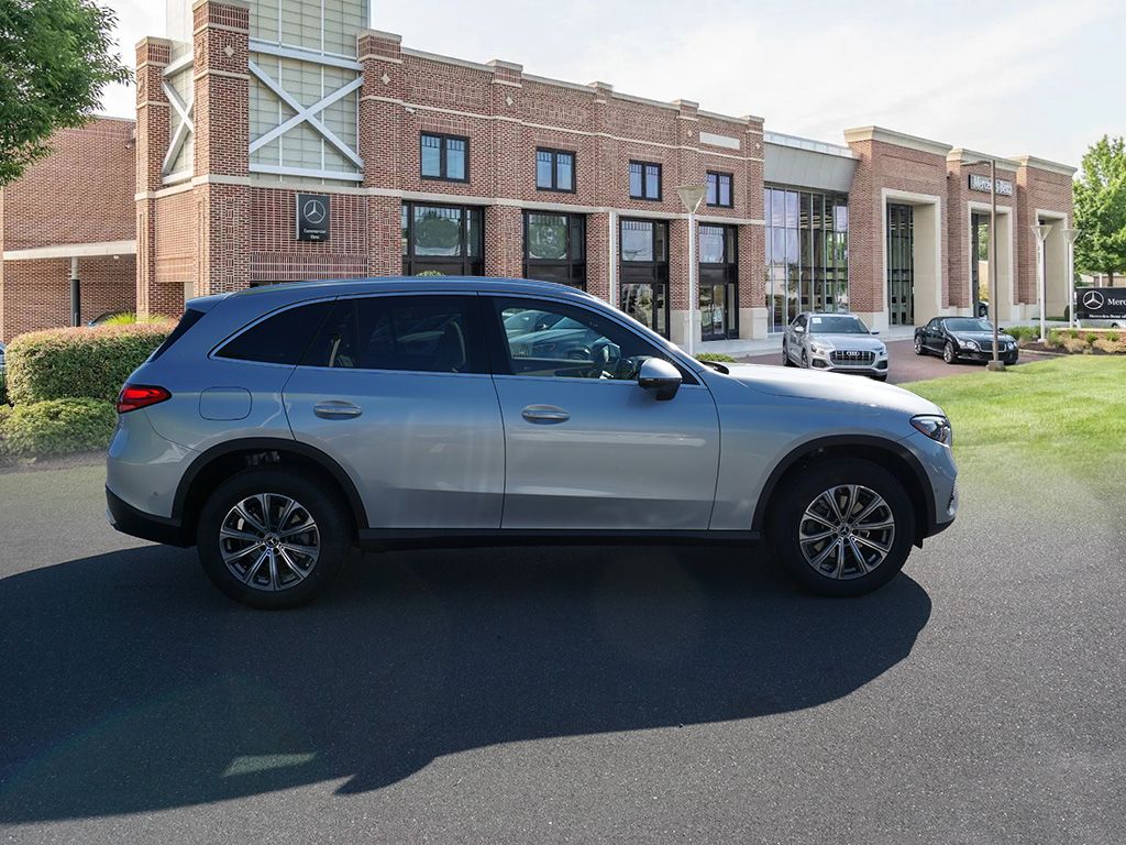 2025 Mercedes Benz GLC 300 4MATIC photo 4