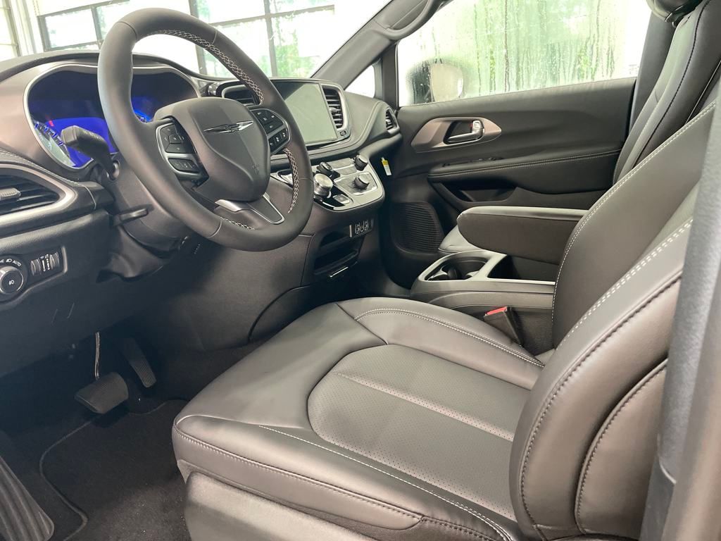 2025 Chrysler Pacifica photo 2
