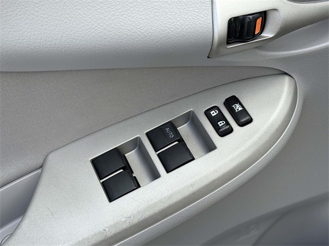2010 Toyota Corolla LE photo 25