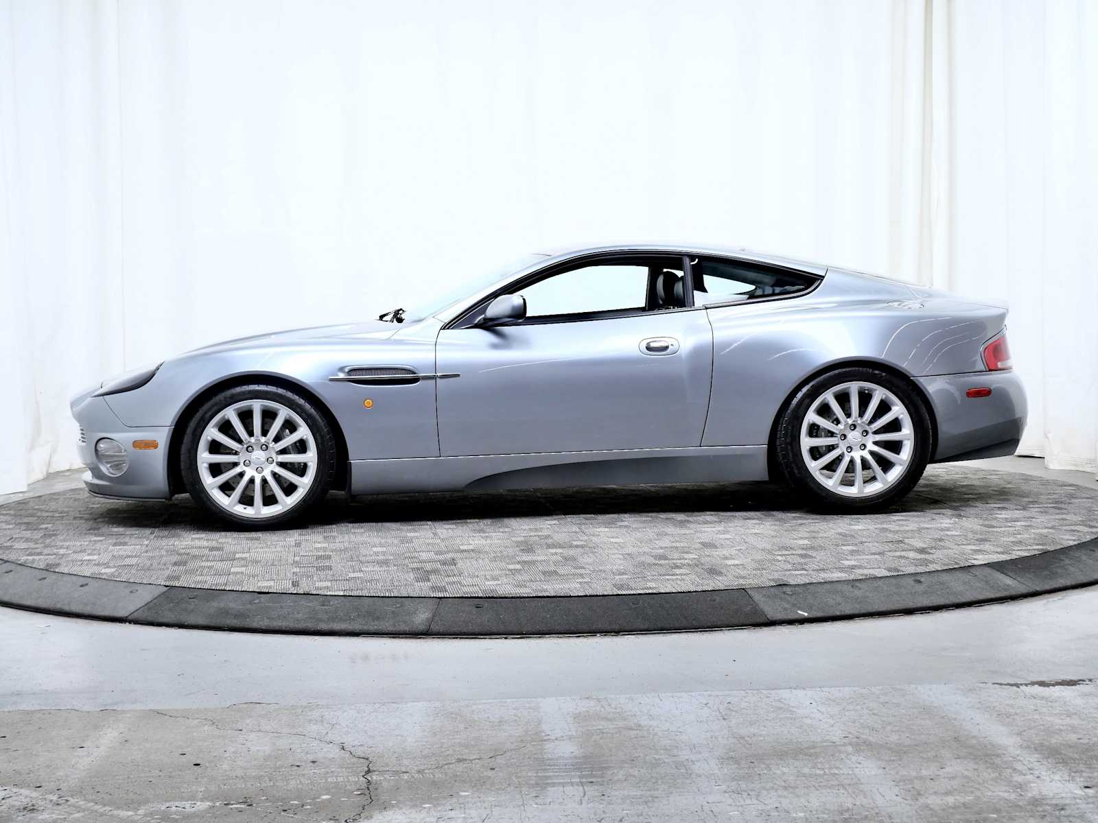 2003 Aston Martin Vanquish AMV03 photo 2