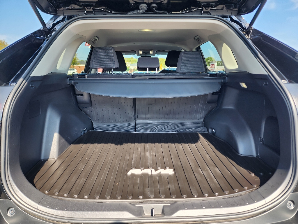 2022 Toyota RAV4 LE photo 4