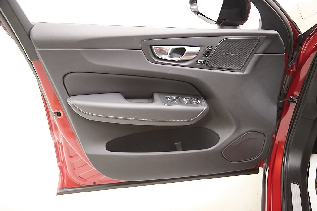 2023 VOLVO XC60 - Image 9