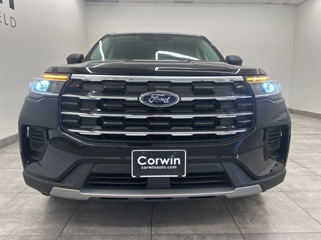 2025 Ford Explorer photo 2