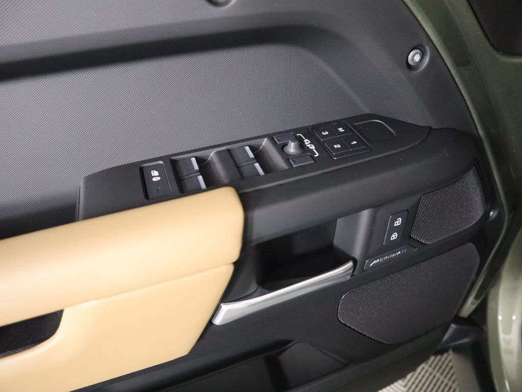 2025 Land Rover Defender 110 S photo 23