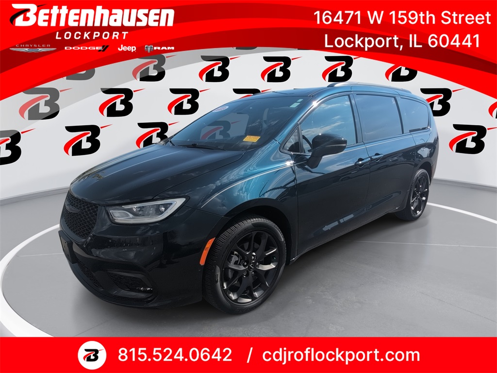 2023 Chrysler Pacifica Limited's photo