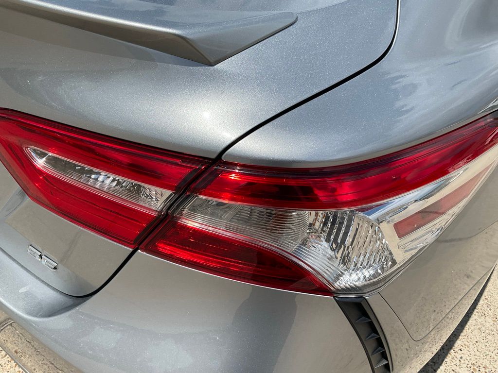 2020 Toyota Camry SE photo 13