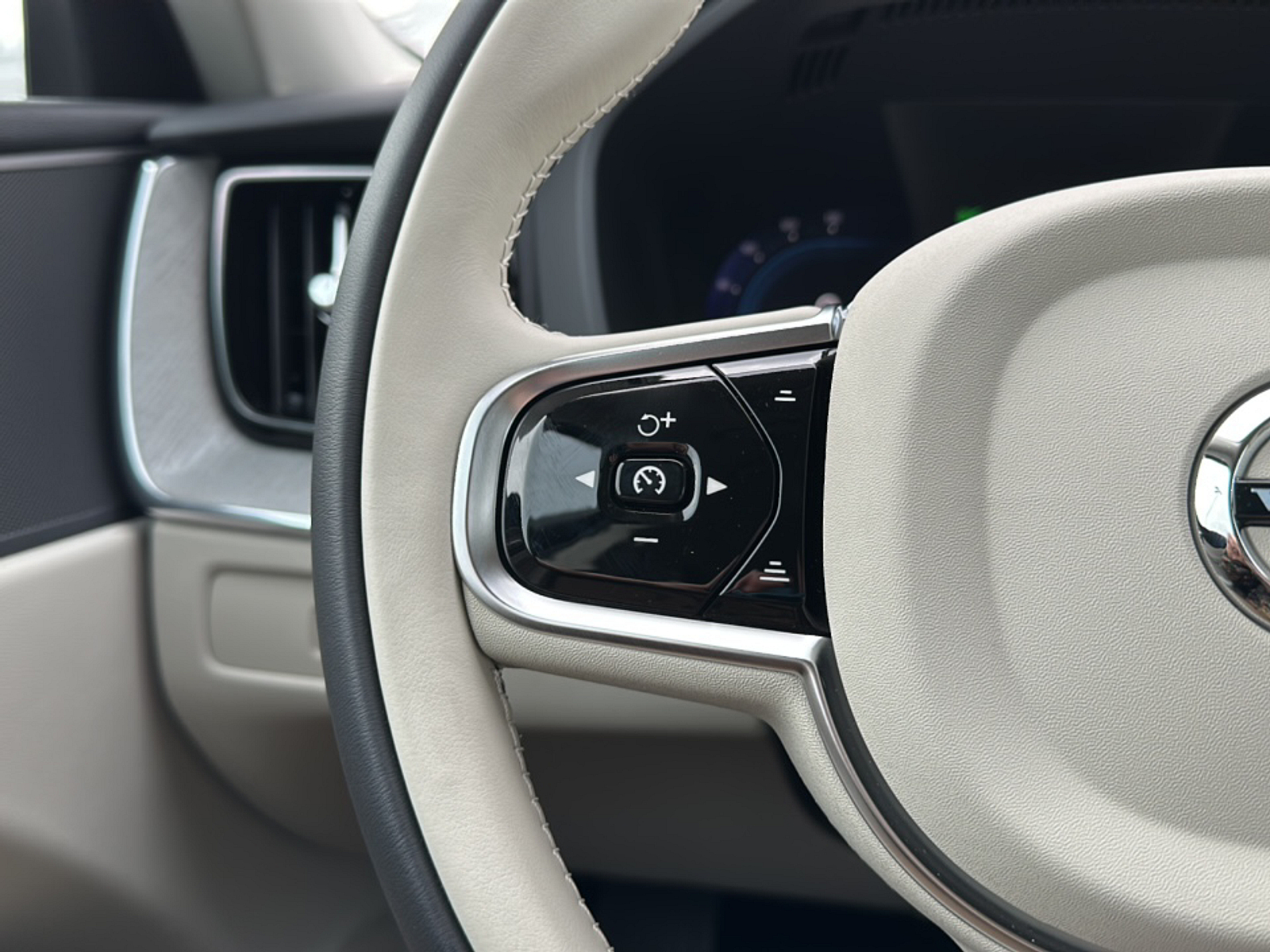 2024 Volvo XC60 Recharge Hybrid T8 Plus photo 15