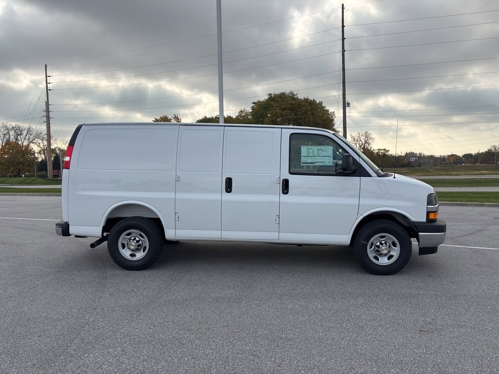 2025 Chevrolet Express Cargo 2500 photo 4