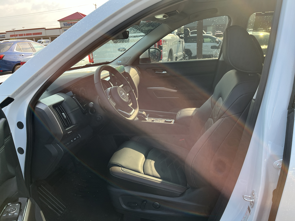 2025 Nissan Pathfinder Platinum photo 2