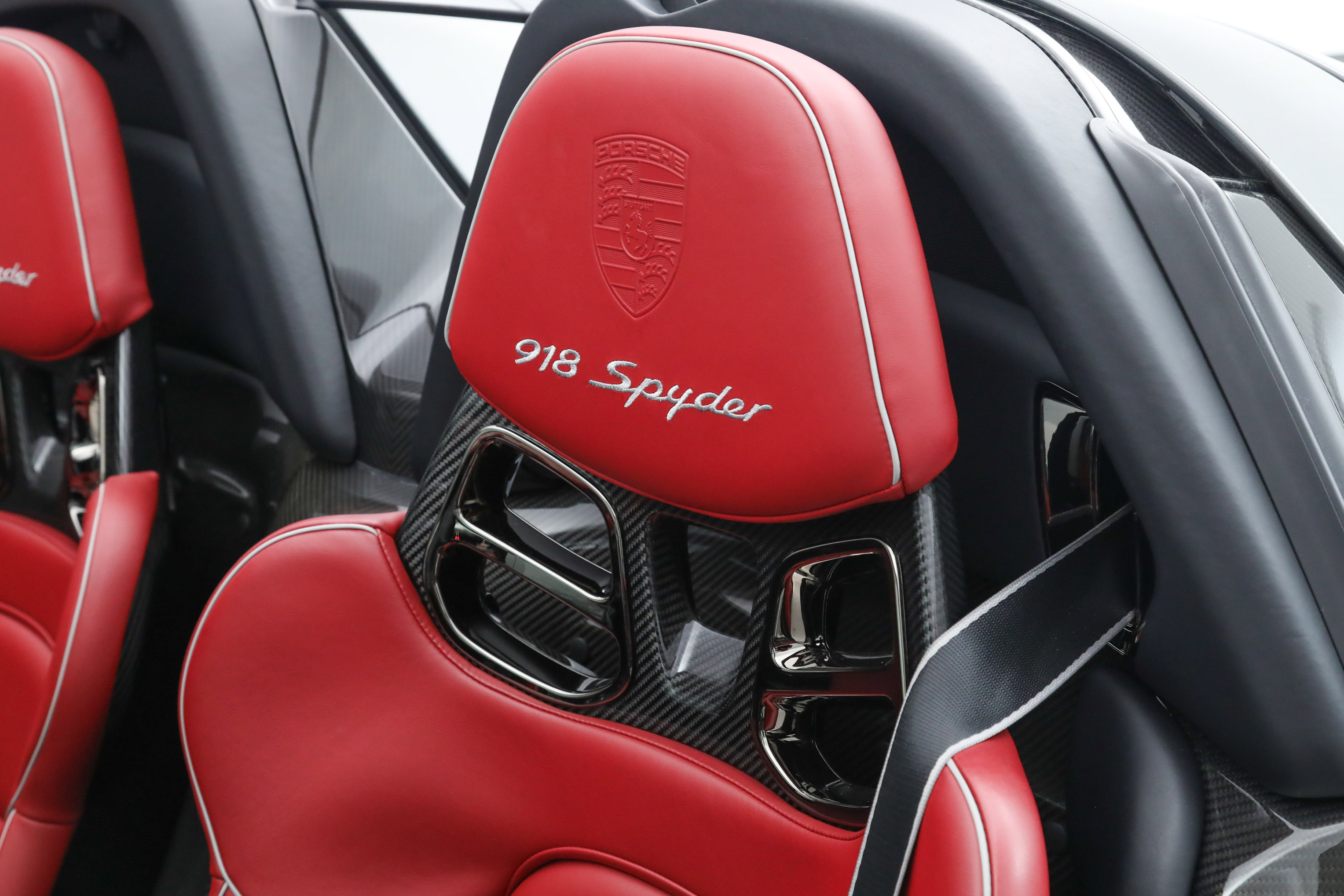 2015 Porsche 918 Spyder photo 28