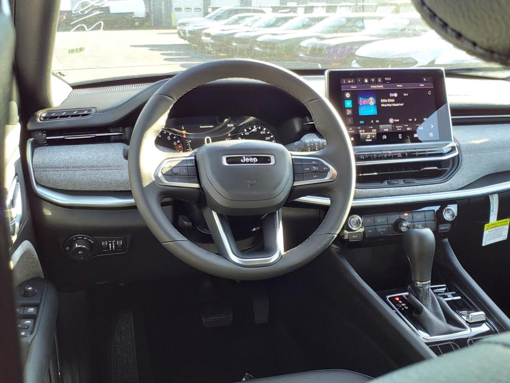 2024 Jeep Compass Latitude Lux photo 15