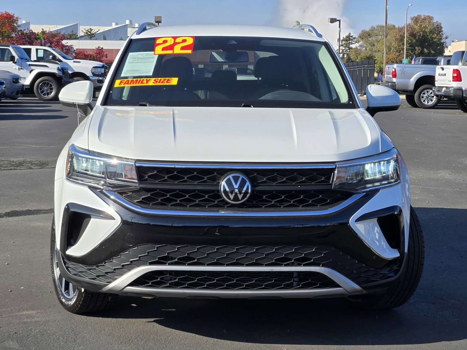 2022 Volkswagen Taos SE photo 2