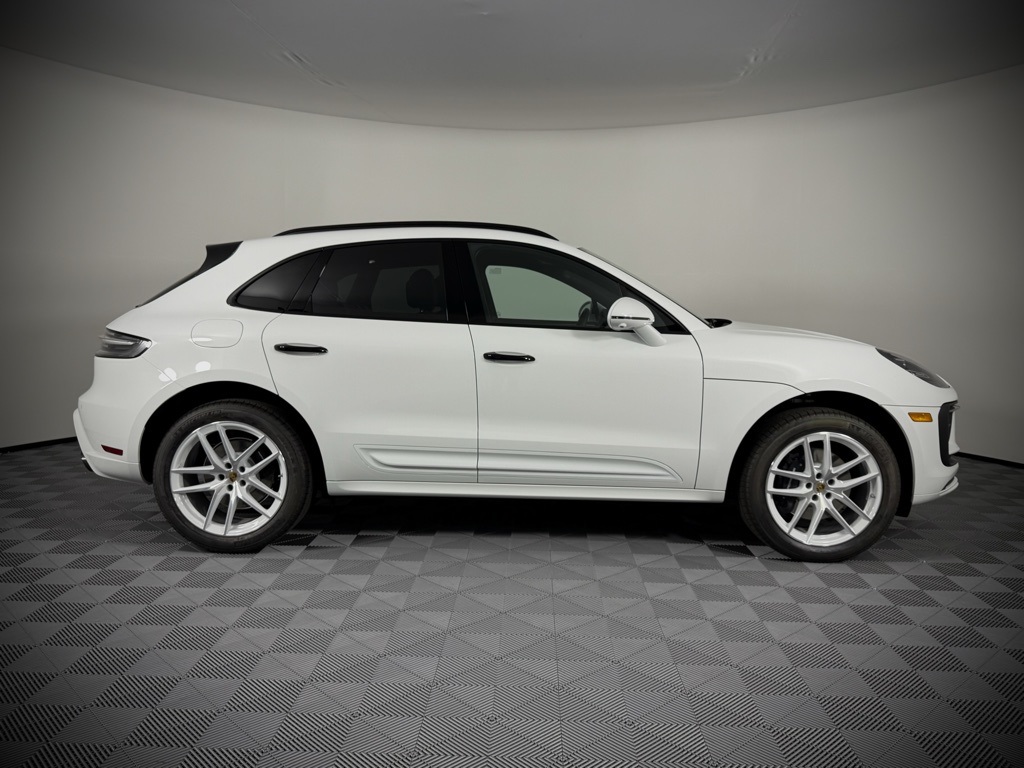 2025 Porsche Macan T photo 11
