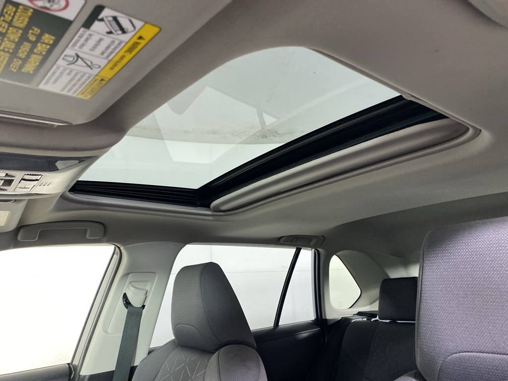 2020 Toyota RAV4 Hybrid XLE photo 5