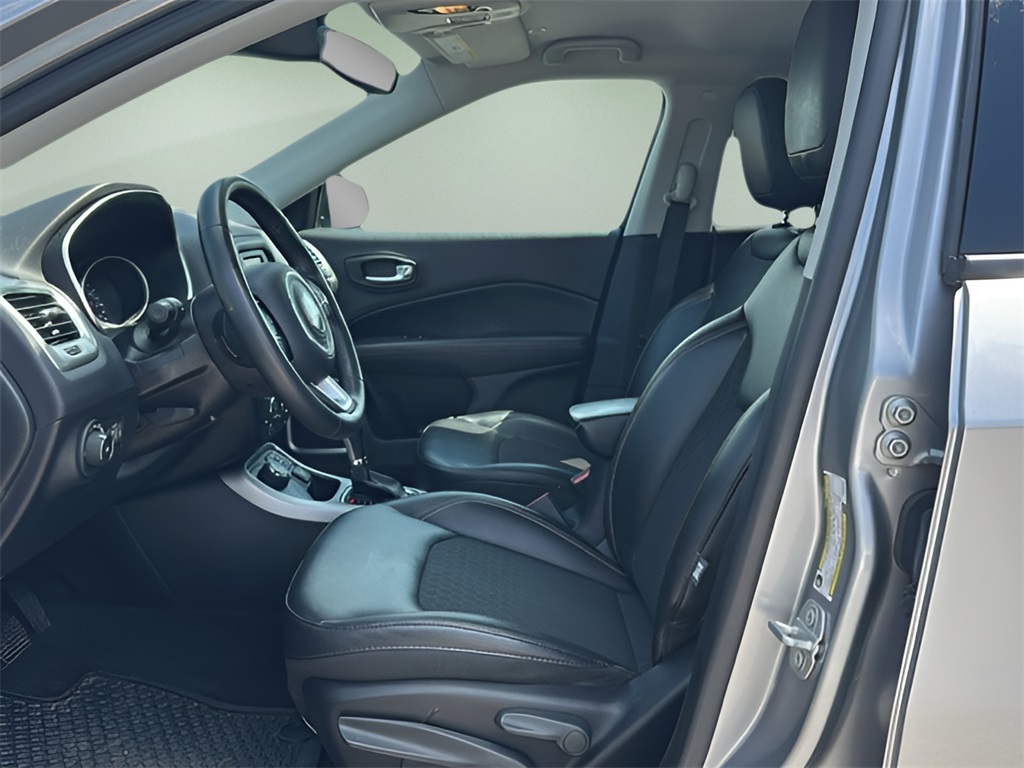 2018 Jeep Compass Latitude photo 2