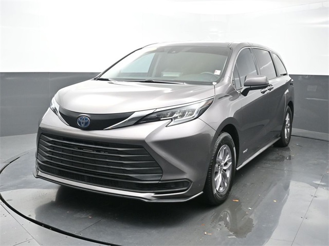 2021 Toyota Sienna LE's photo