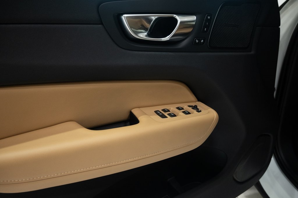 2022 Volvo XC60 B5 Inscription photo 15