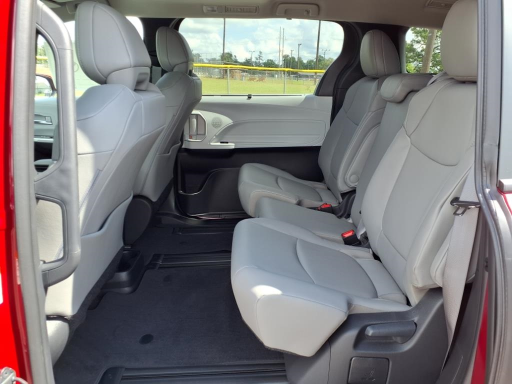 2025 Toyota Sienna XLE photo 22