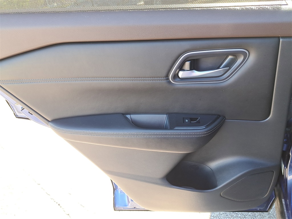 2021 Nissan Rogue SV photo 14