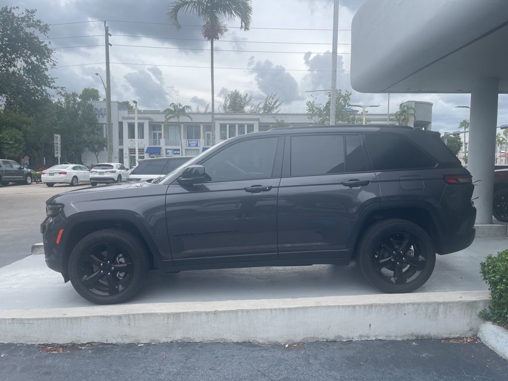 2024 Jeep Grand Cherokee Laredo photo 2