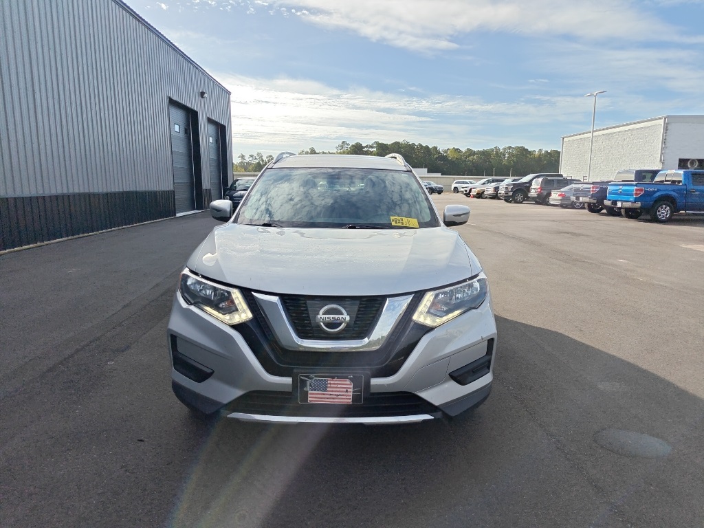 2017 Nissan Rogue SV photo 2