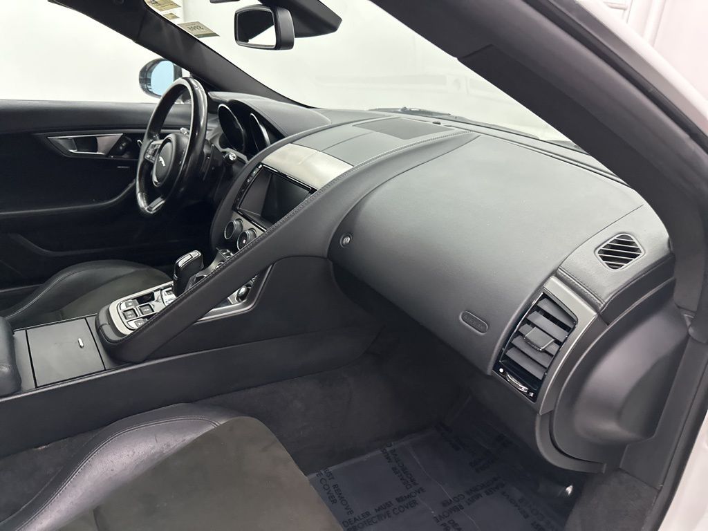2017 Jaguar F-TYPE Premium photo 16
