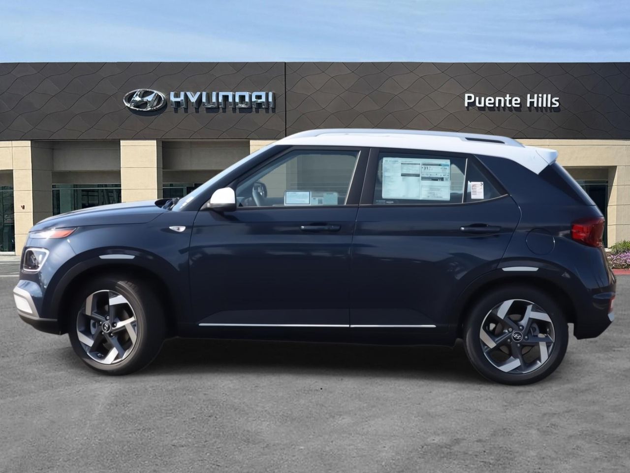 2025 Hyundai Venue Limited photo 3