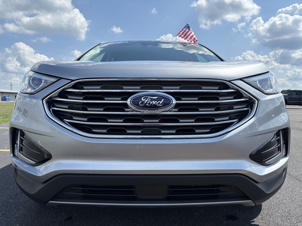 2022 Ford Edge SEL photo 2