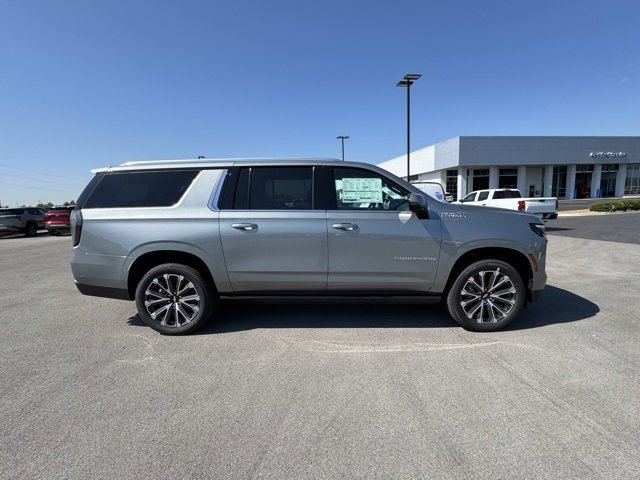 2025 Chevrolet Suburban High Country photo 2