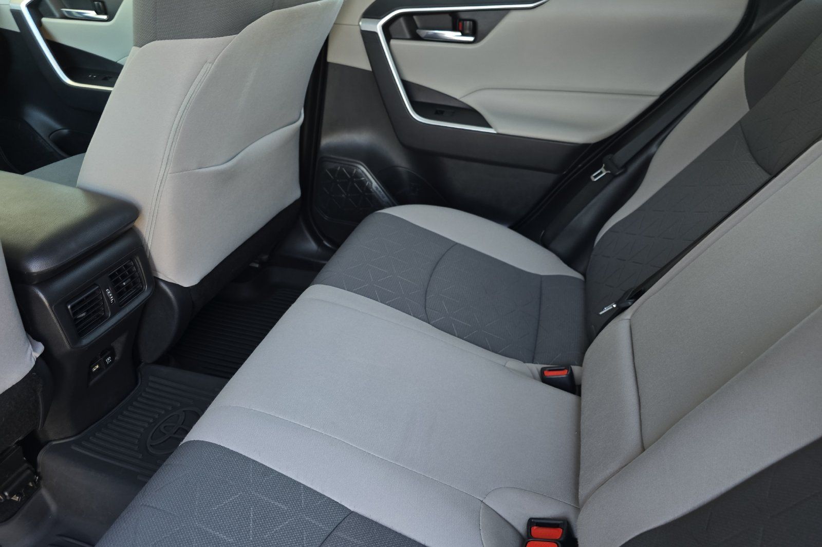 2021 Toyota RAV4 XLE photo 12