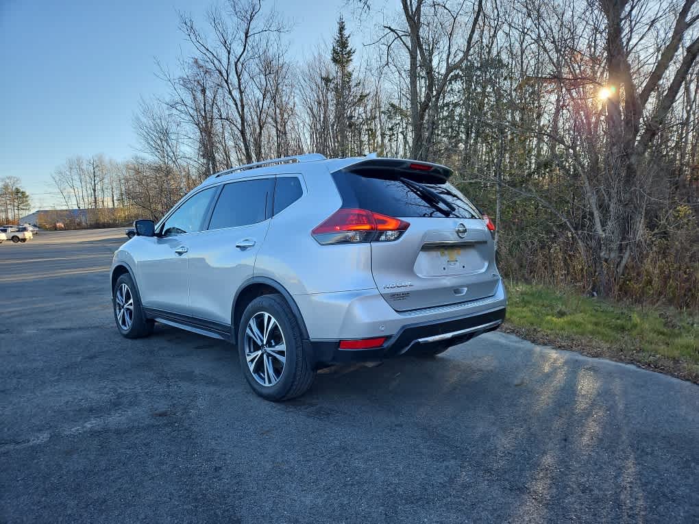2019 Nissan Rogue SV photo 3
