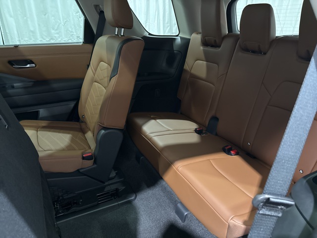 2025 Nissan Pathfinder Platinum photo 4