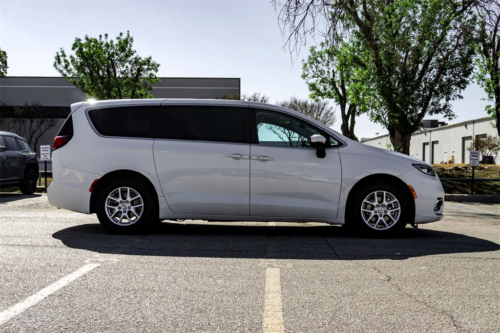 2023 Chrysler Pacifica Touring L photo 4